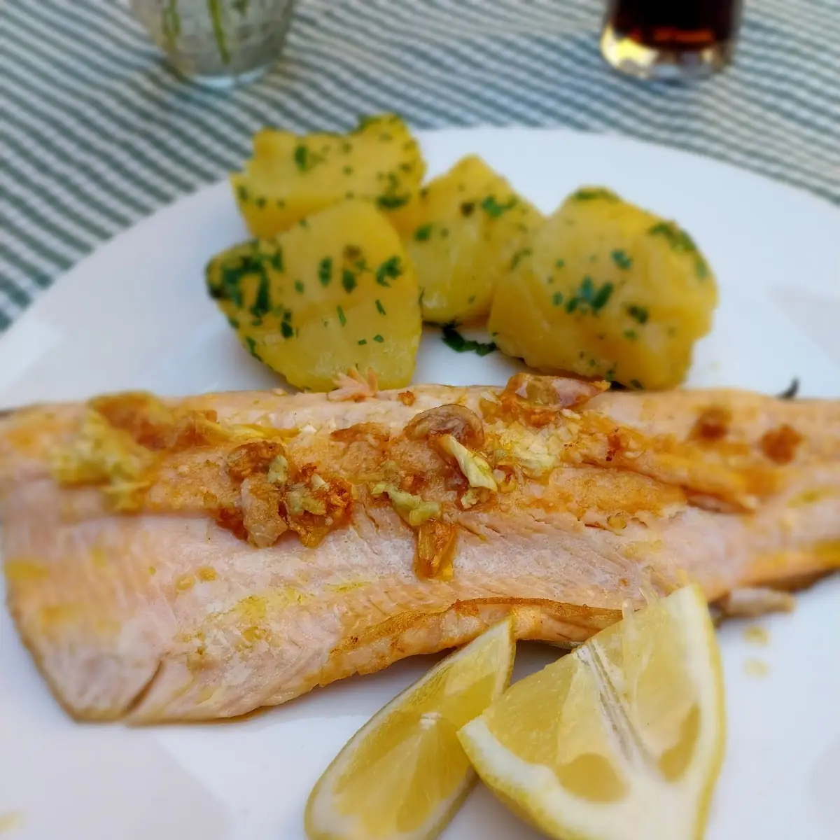 Forellenfilet Mit Knoblauchbutter & Petersilerdäpfel
