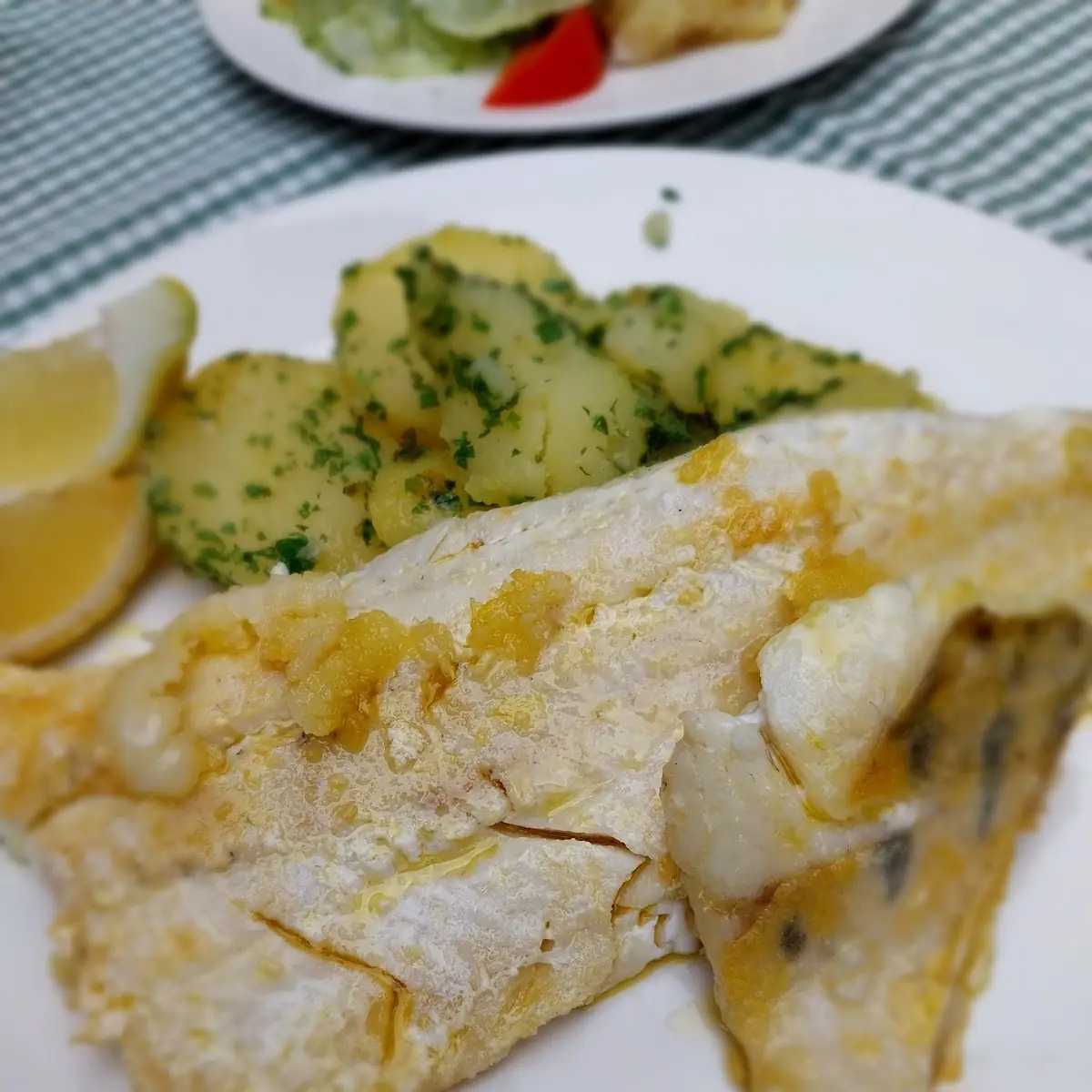 Gebratenes Zanderfilet Aus Eigener Zucht Mit Knoblauchbutter & Erdäpfel