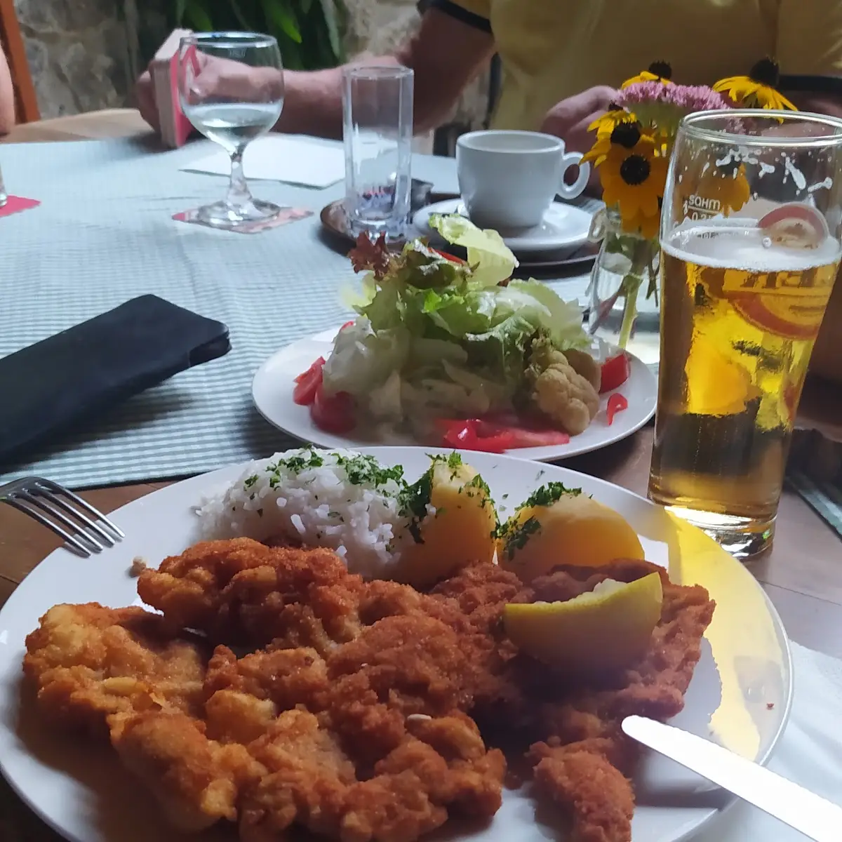 Sur Schnitzel Mit Beilage Und Salat