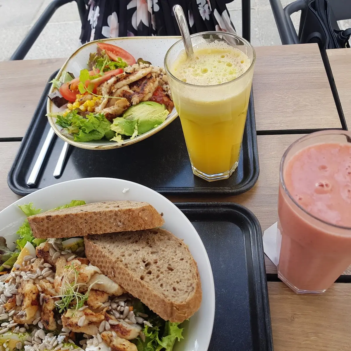 Chicken Vitality Und Avocado Schicken Bowl Und Die Getränke Sunrise Und Golden Root
