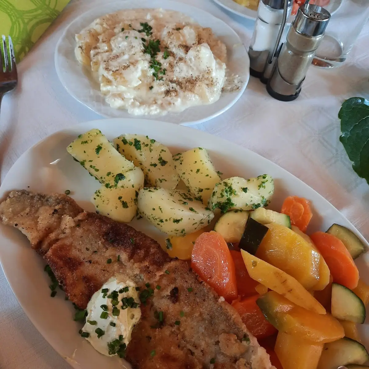 Gebratenes Zanderfilet Mit Petersilienerdäpfel Und Gemüse