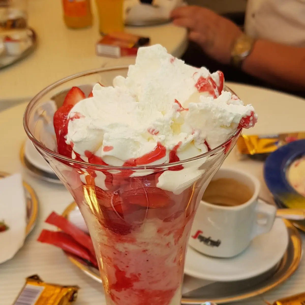 Eisbecher Mit Frischen Erdbeeren