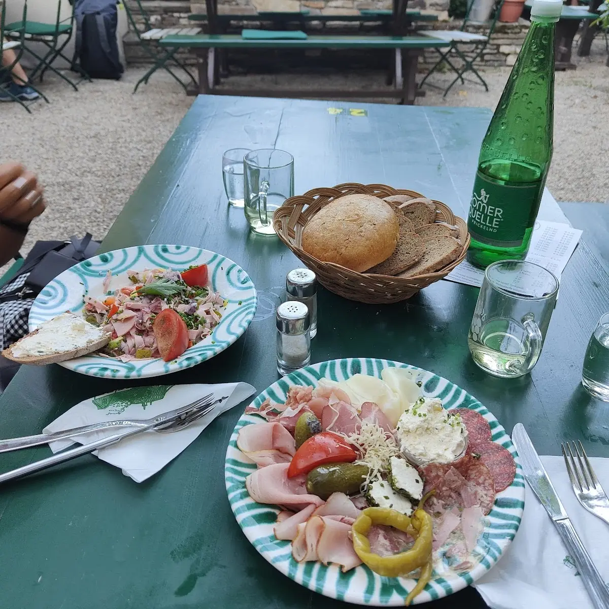 Heurigenteller Und Wurstsalat
