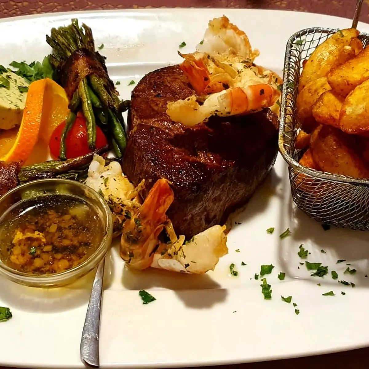 Filetsteak Mit Garnelen Und Kartoffelspalten