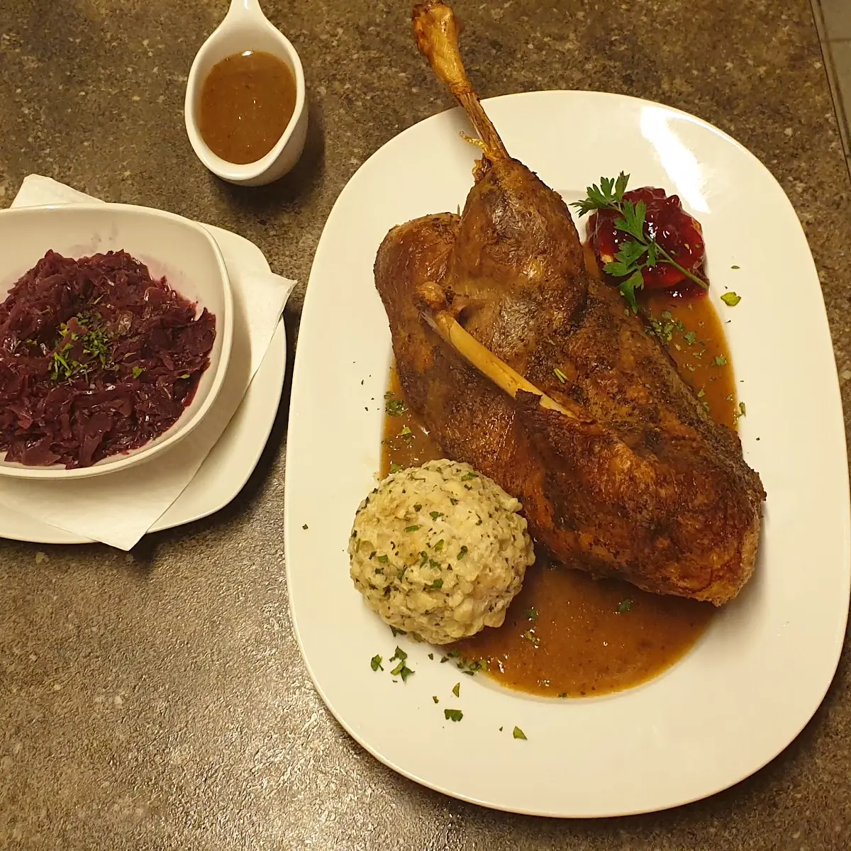 Halbe Gebratene Gans Mit Blaukraut Und Orangen-rotweinsauce