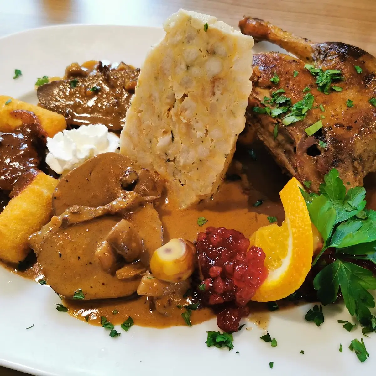 Schweinebraten Mit Knödel Und Warmen Krautsalat