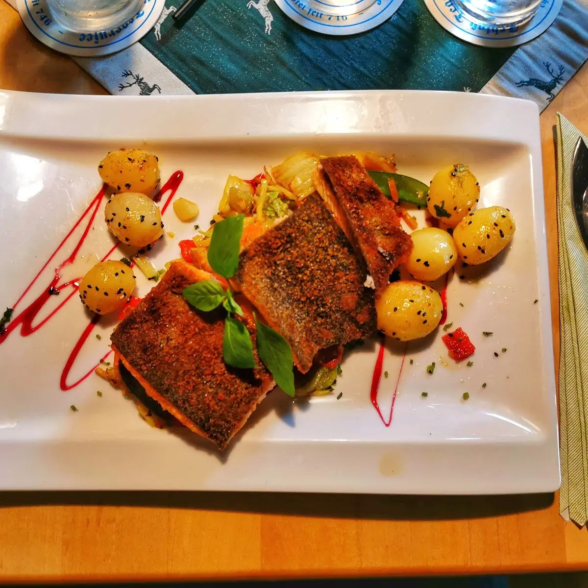 Lachsfilet Mit Wokgemüse Und Kartoffeln
