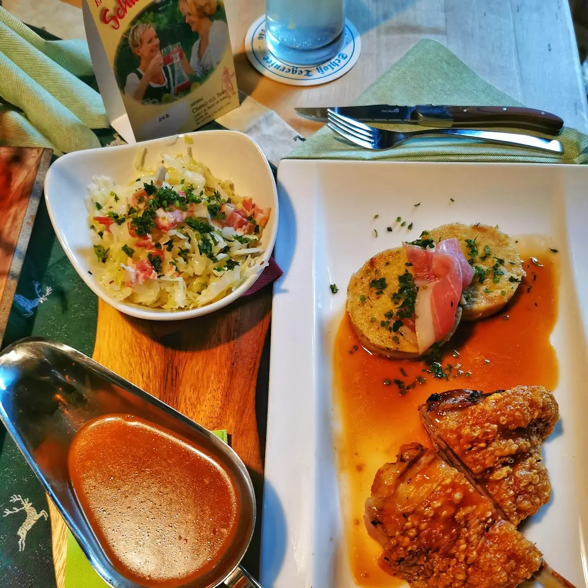 Schweinestelze Mit Servietten Knödel Und Kraut Salat