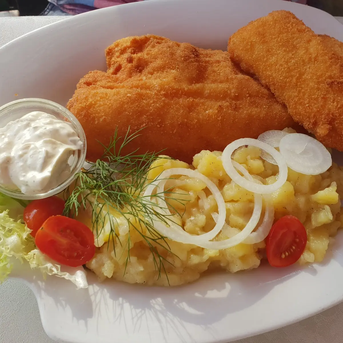 Gebackene Fishfitets Mit Kartoffelsalat