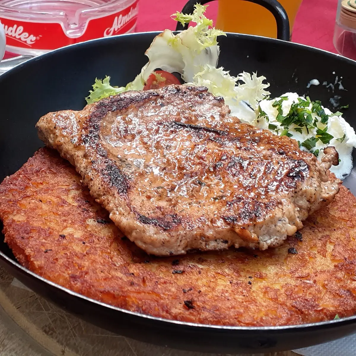 Gegrilltes Kotelett Auf Riesenrösti