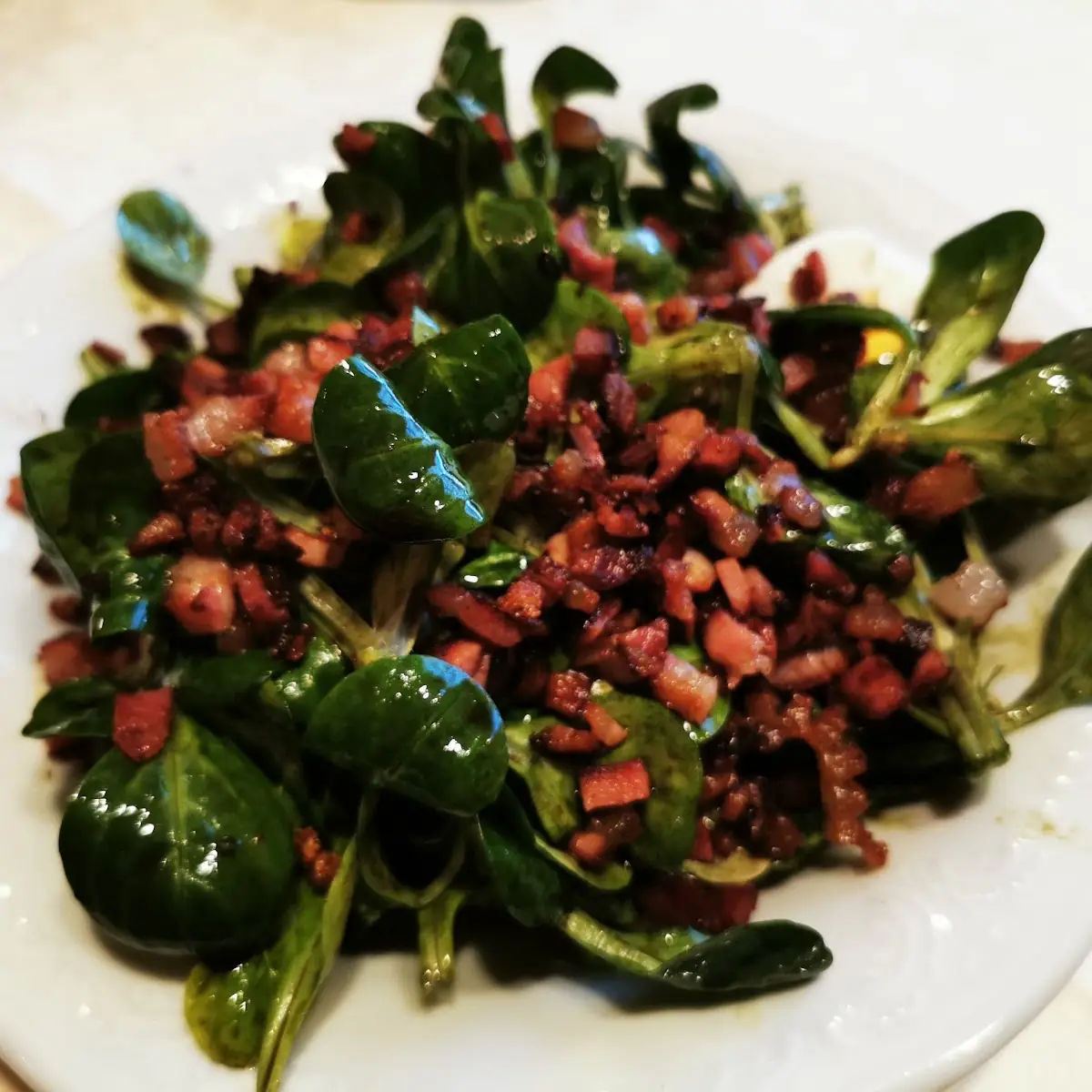Vogerlsalat Mit Gerösteten Speckwürfeln