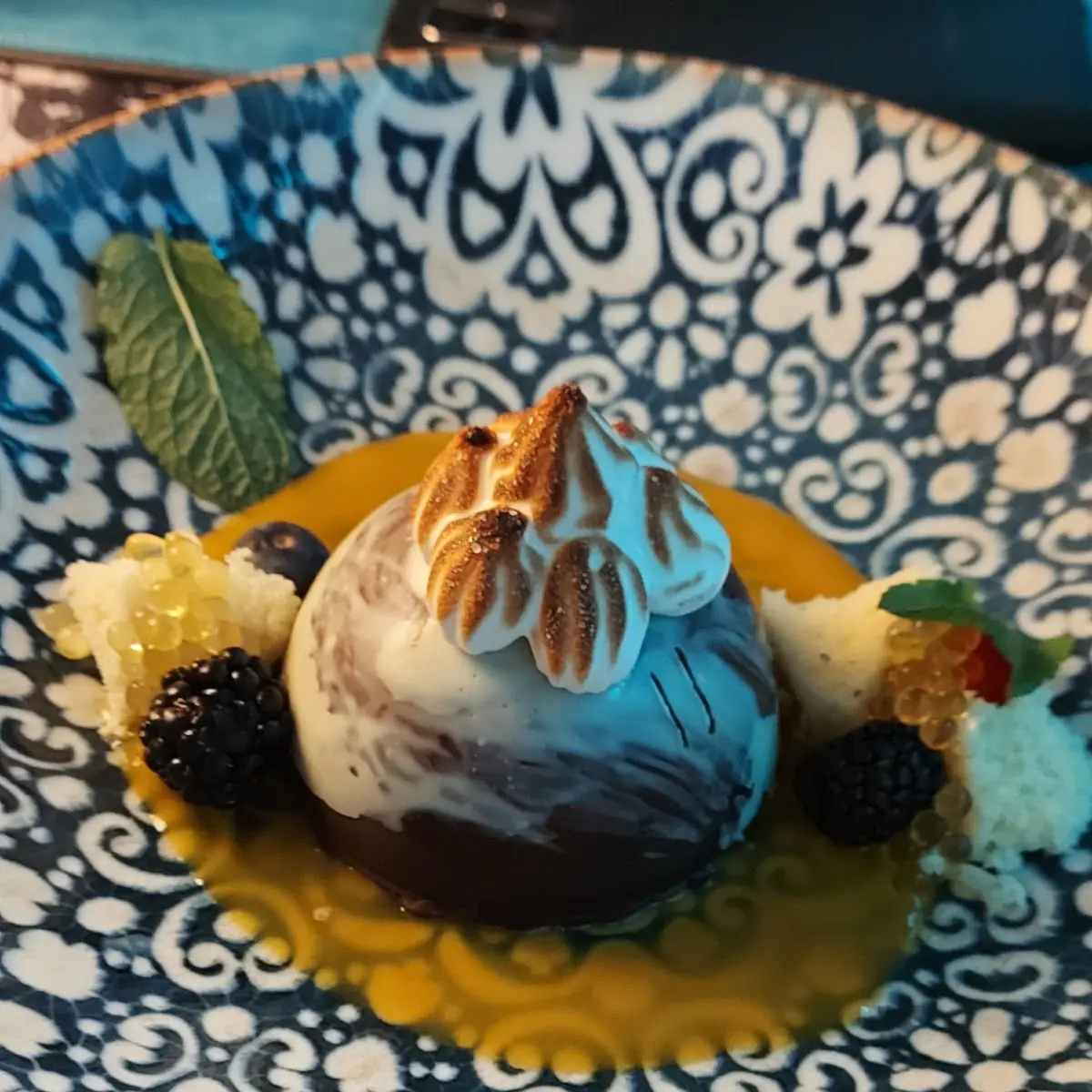 Eine Geeiste Schokokugel Mit Maronieis