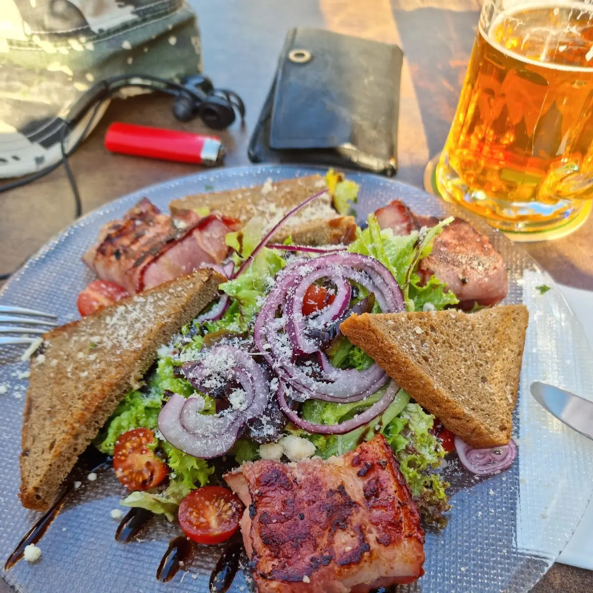 Sommersalat Mit Schafskäse Im Speckmantel