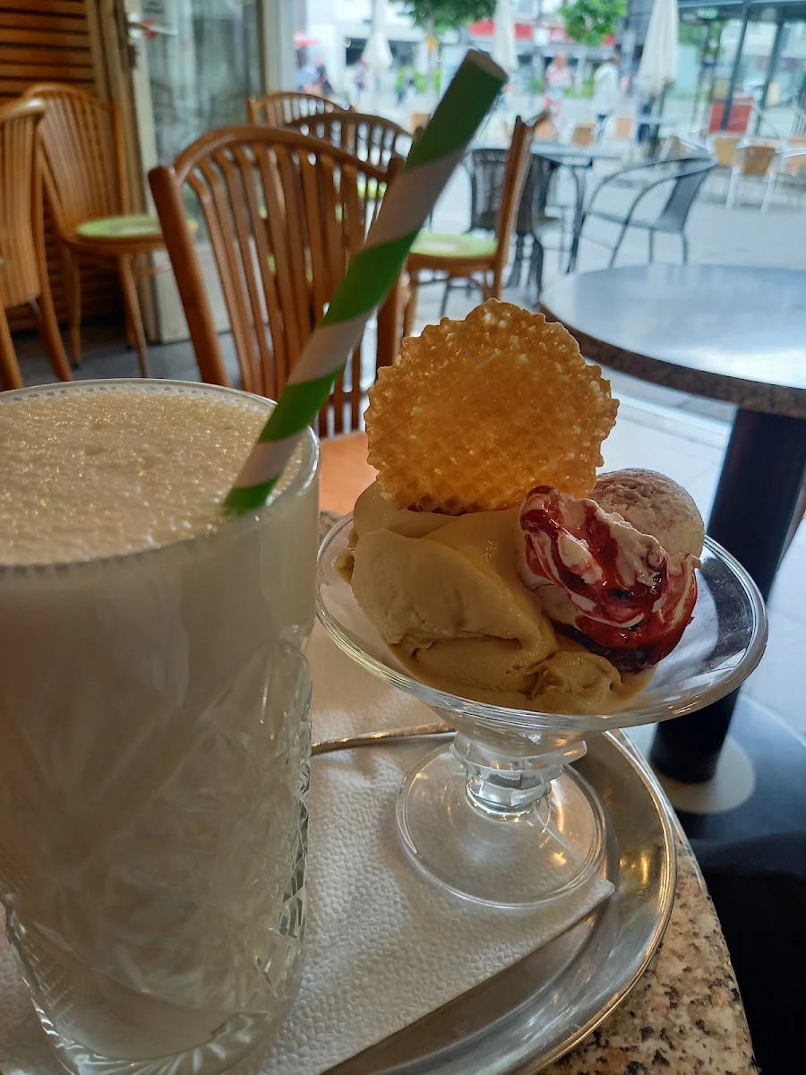 Bananenfrappe Haselnuss & Amarena Eis
