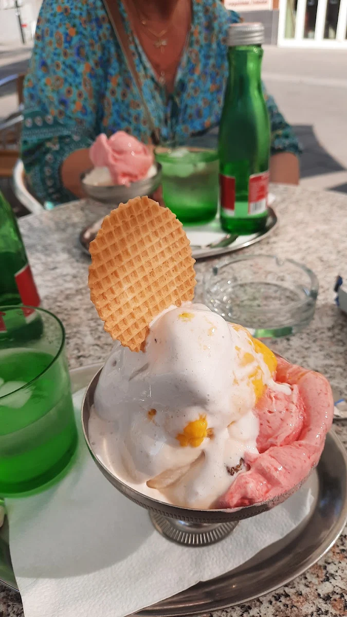 Erdbeer- Mango- Malaga- Banane-zitronen-eis