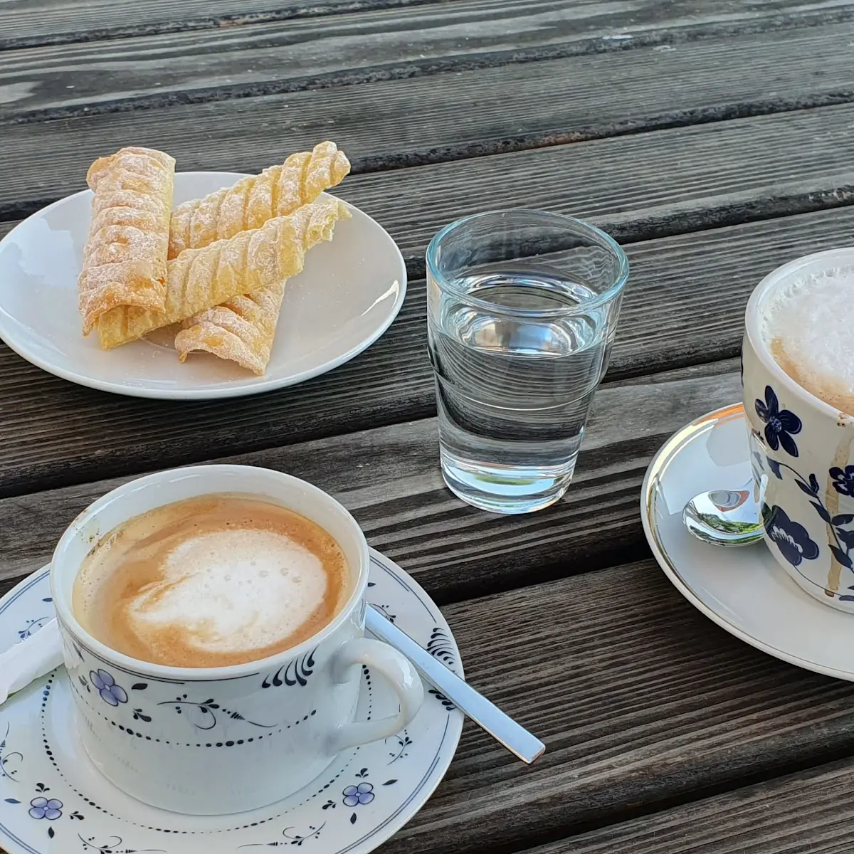 Kaffee Und Spagatkrapfen