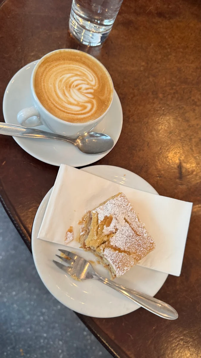 Cappuccino Und Apfelkuchen