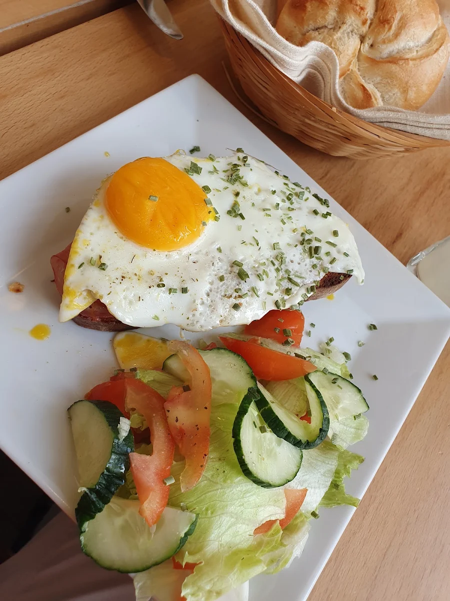Haustoast Mit Schwarzbrot Und Spiegelei