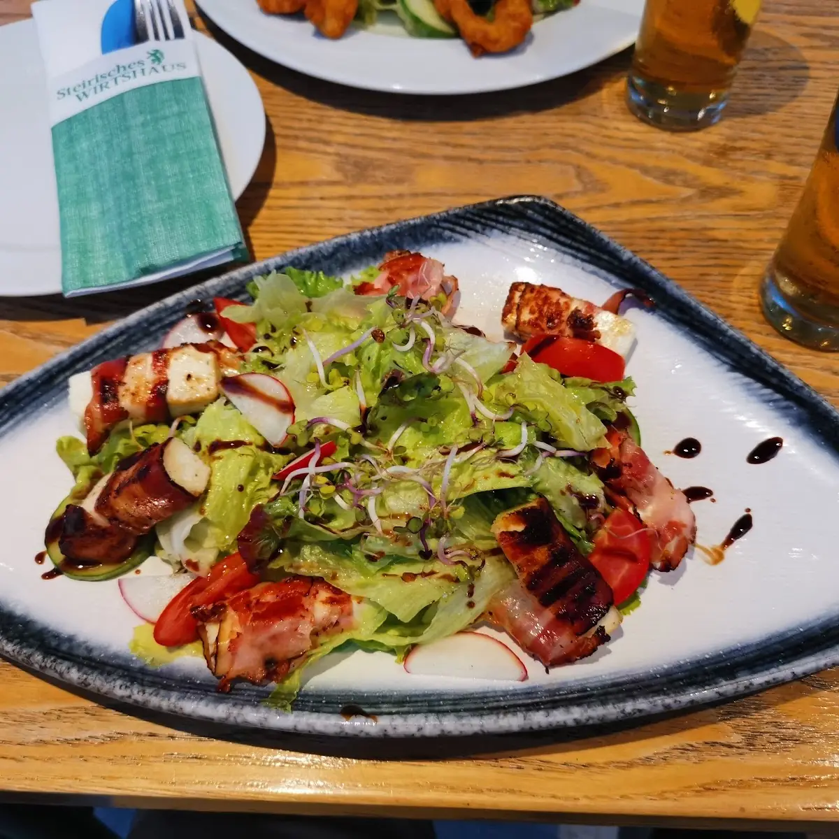 Blattsalat Mit Schafskäse Im Speckmantel