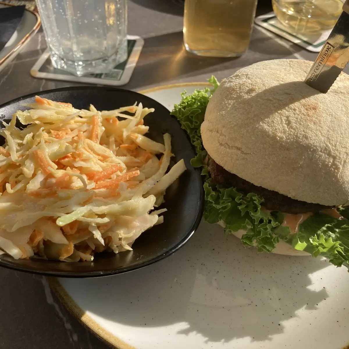 Burger Und Cole Slaw