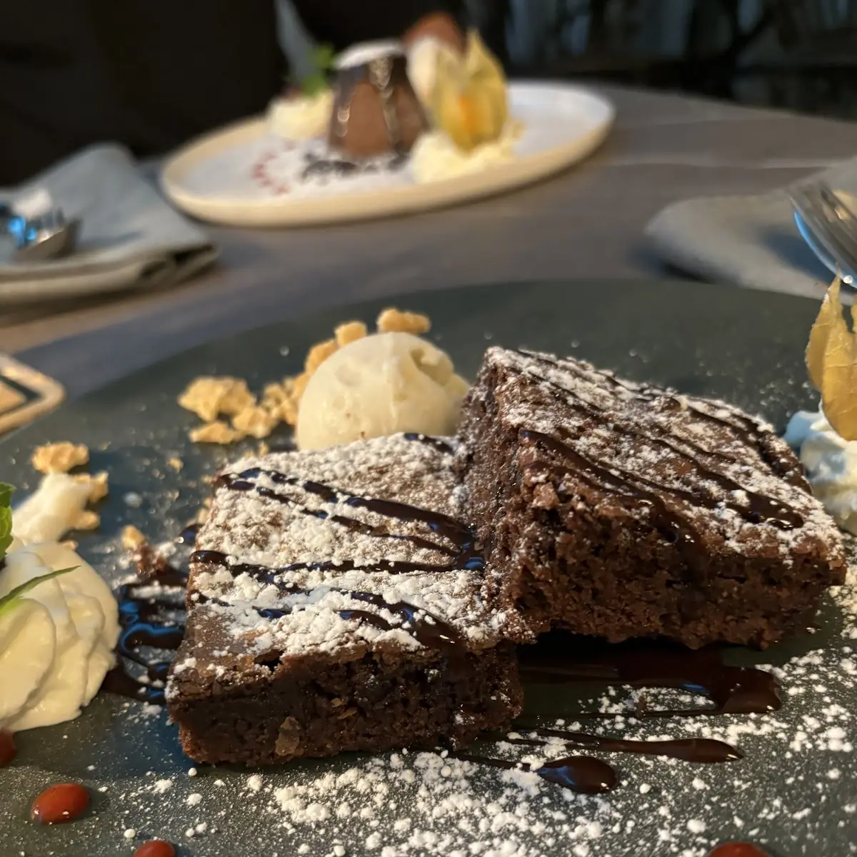 Homemade Brownies Mit Vanilleeis Schokosauce Schlagobers Und Staubzucker