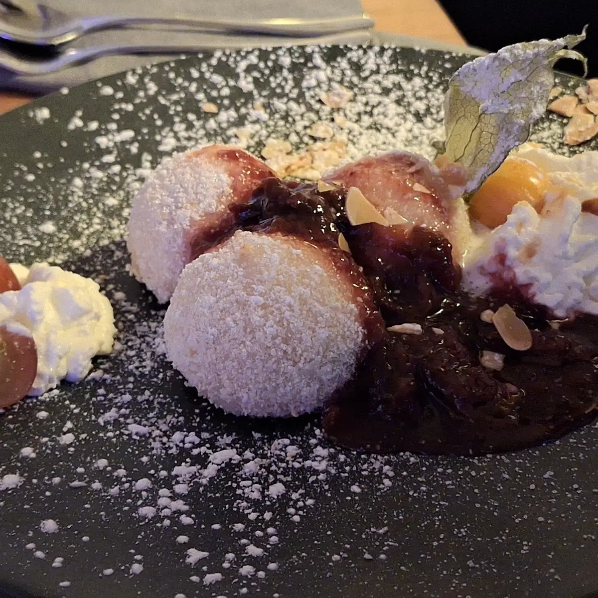 Nougat Knödel Mit Brösel Vanilleeis Und Schlagobers