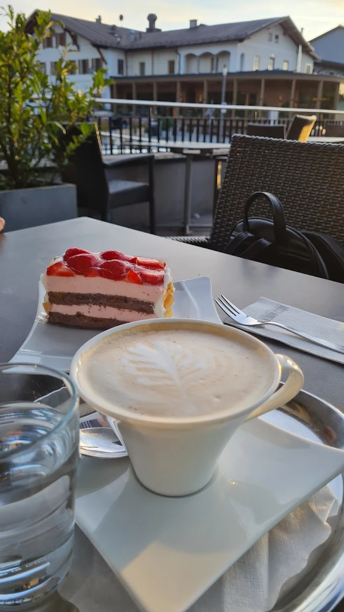 Cappuccino Und Erdbeertorte
