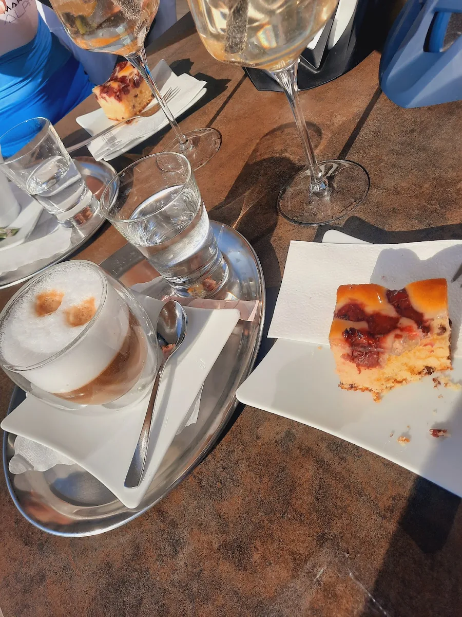 Espresso Und Tageskuchen