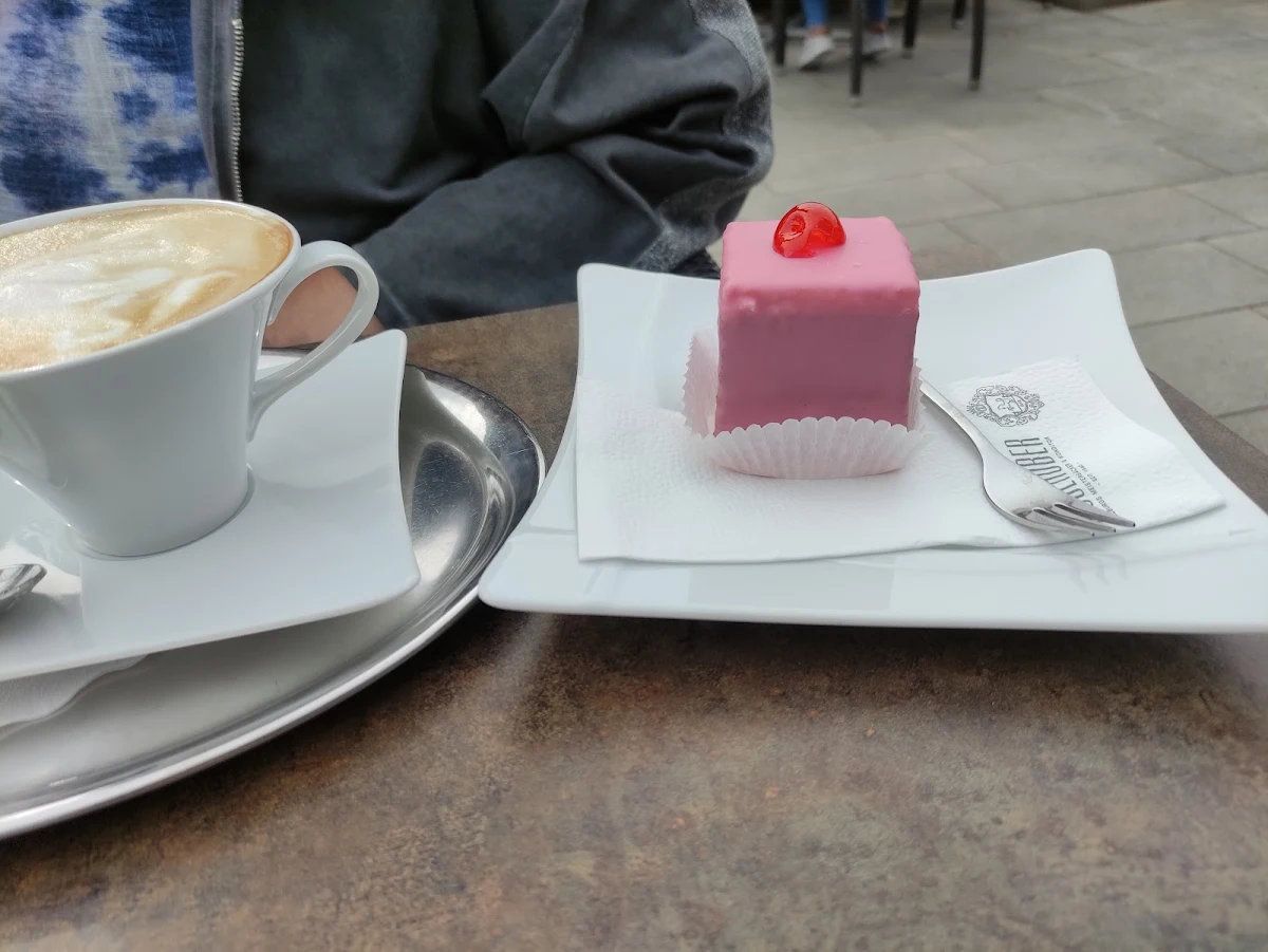 Punschkrapfen Und Cappuccino