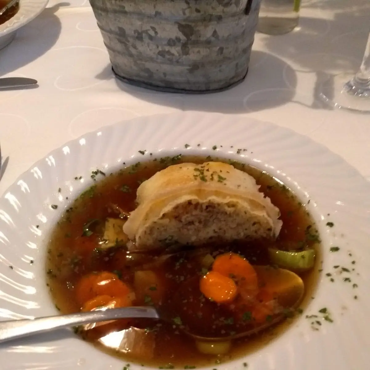 Rindssuppe Mit Fleischstrudel