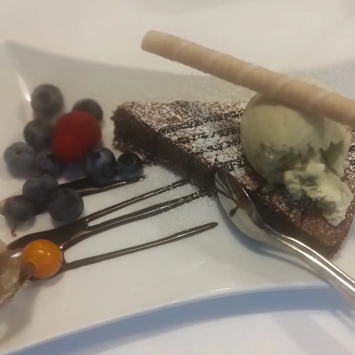 Torta Al Choccolato Della Casa Con Gelato Di Pistacchio