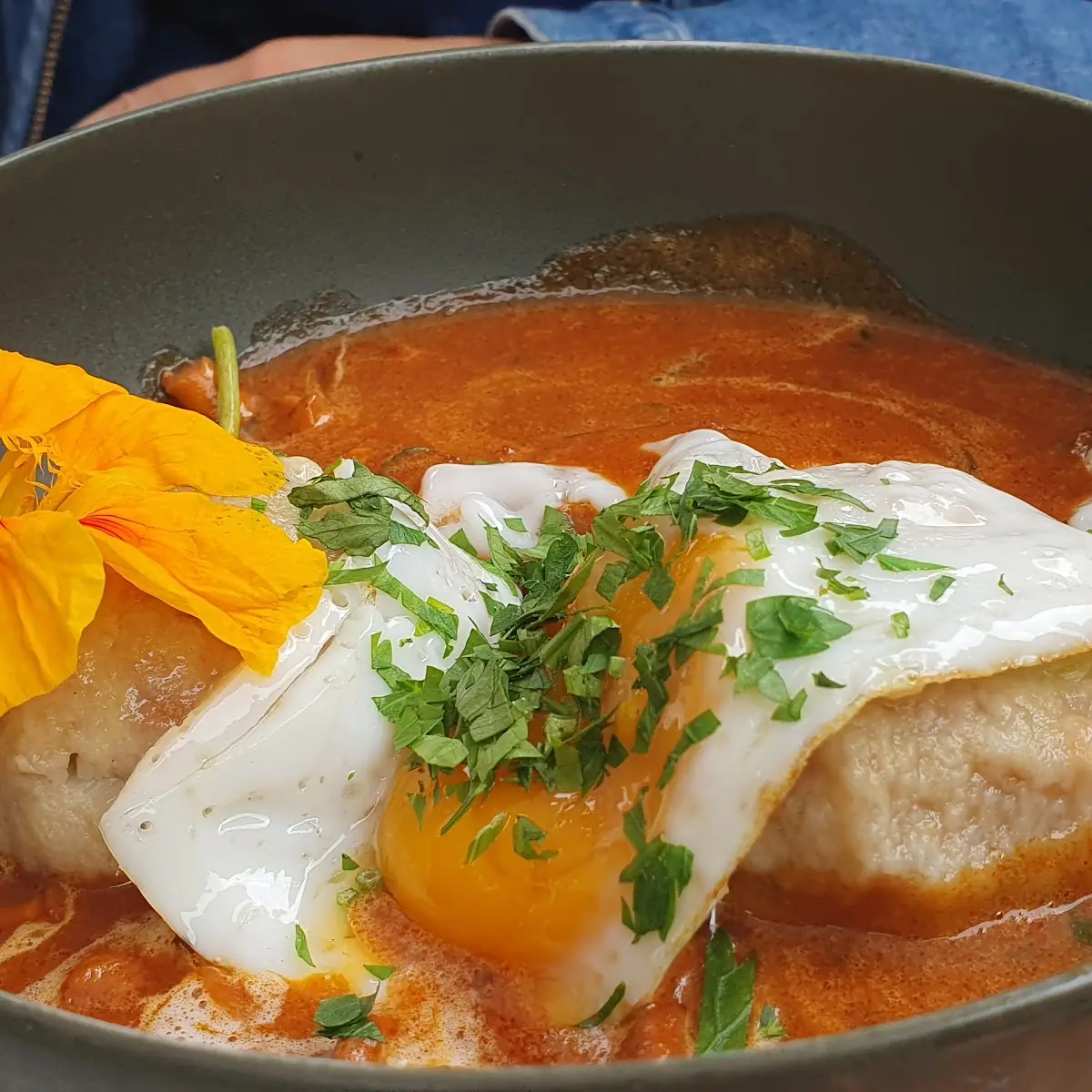 Eierschwammerlgulasch Mit Einem Semmelknödel