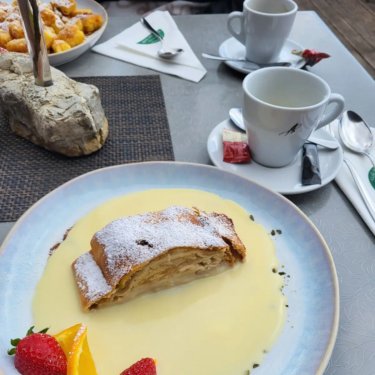 Apfelstrudel Mit Vanillesauce