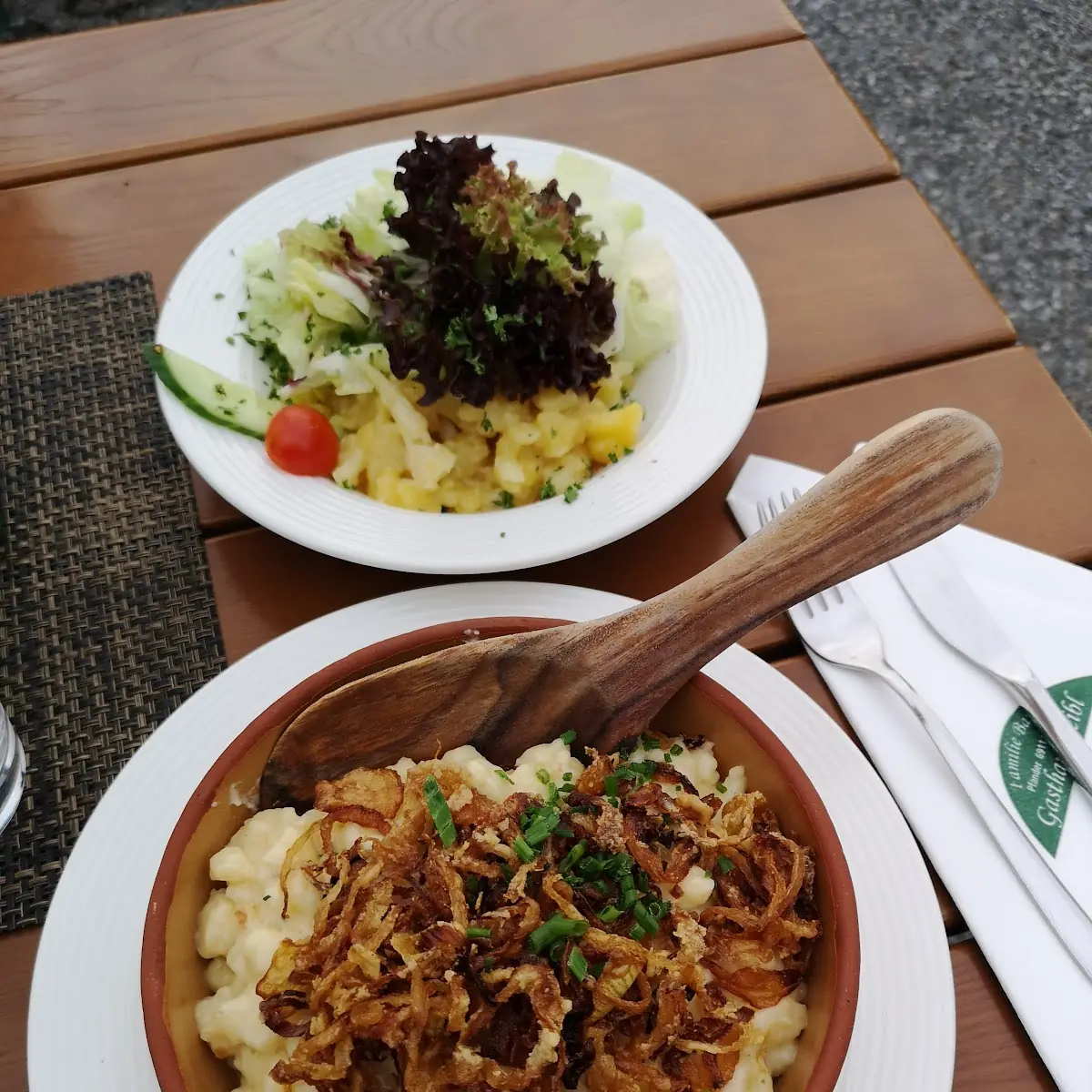 Käsespätzle Mit Zwiebeln Und Gemischten Salatteller