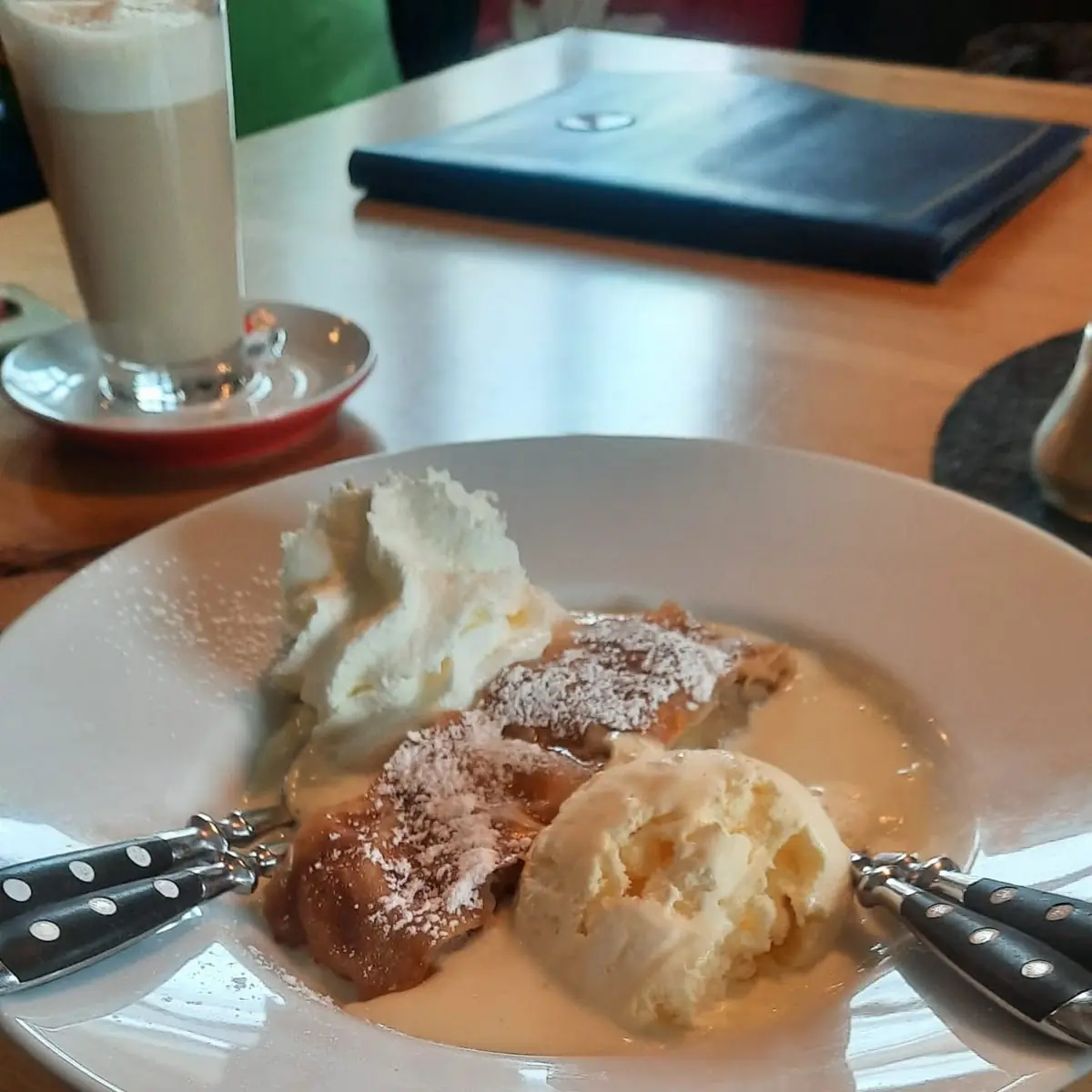 Warmer Apfelstrudel Mit Vanilleeis Und Sahne