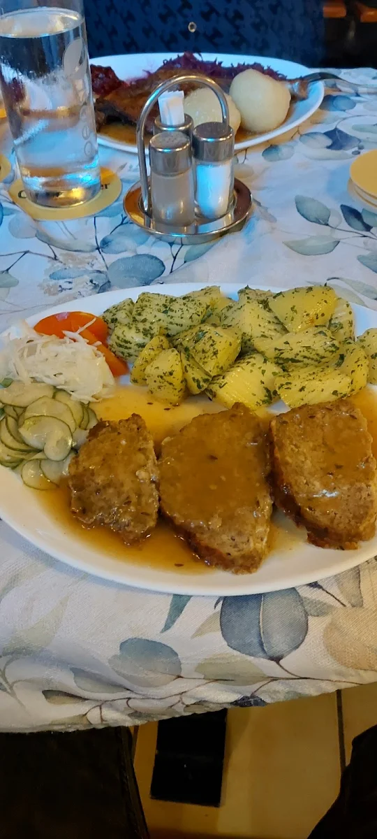 Faschisten Braten Mit Petersiliekartoffel Und Salat