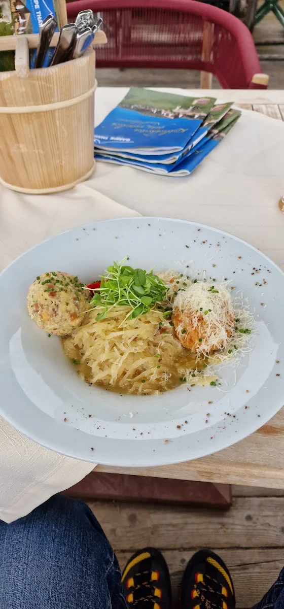 Speck -und Käseknödel Auf Kraut