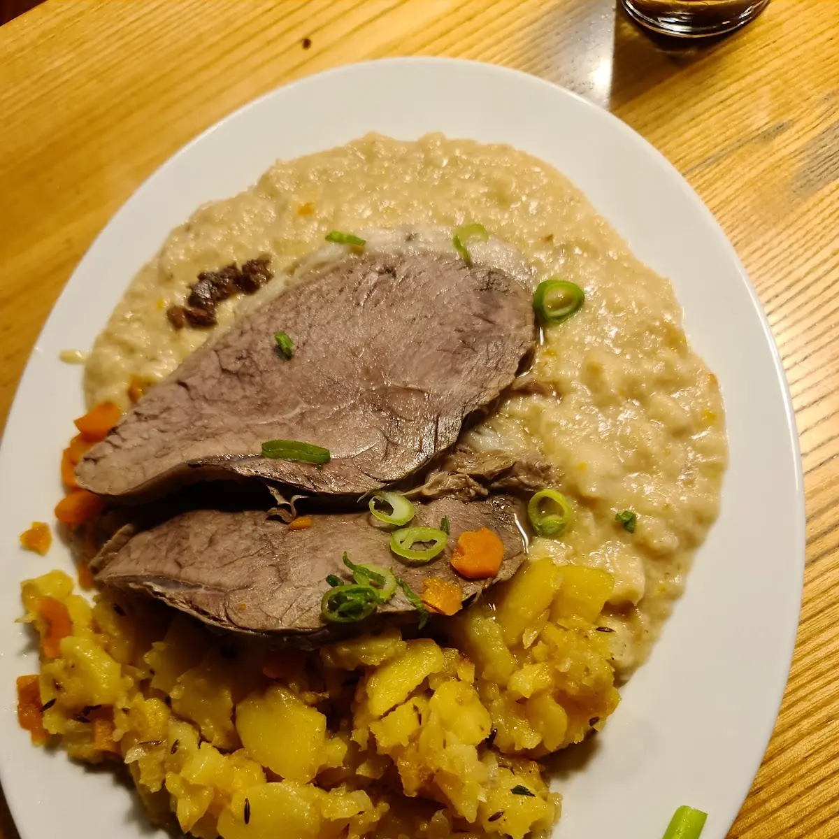 Beinfleisch Mit Semmelkren Und Kartoffelschmarrn