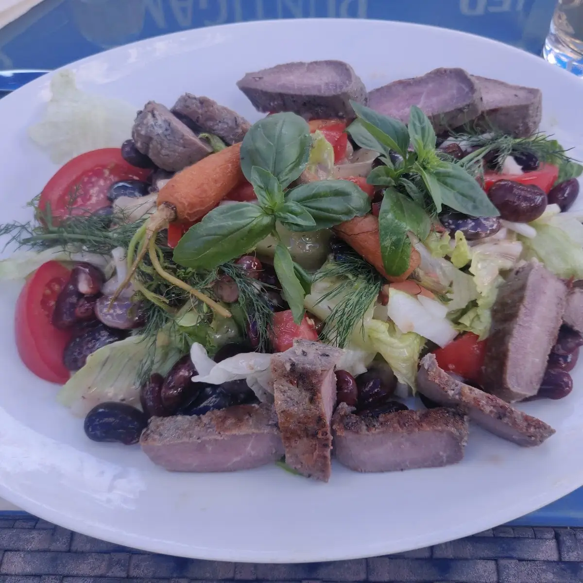 Lammrückensteak Auf Salat Mit Roten Bohnen