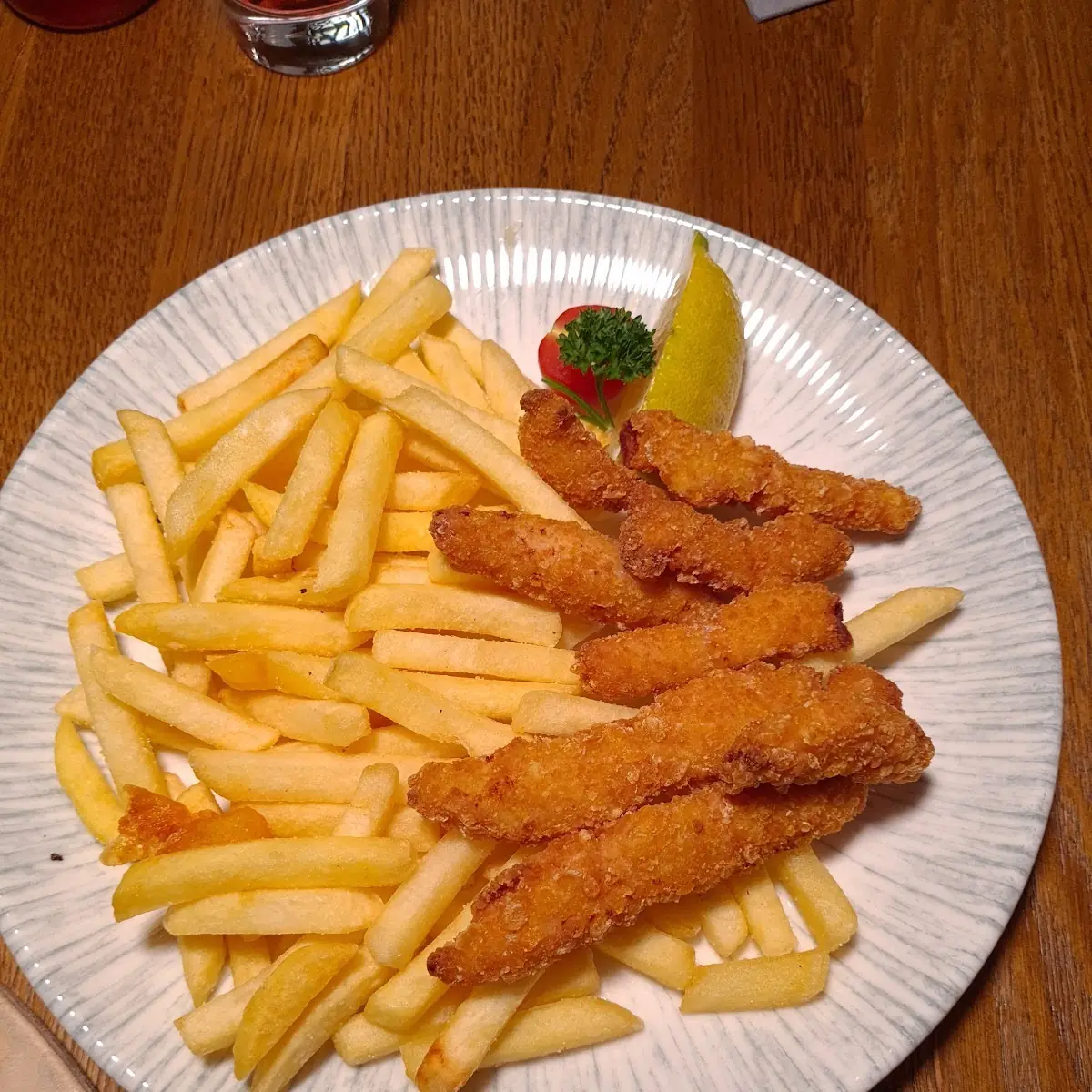 Chicken Fingers Mit Pommes