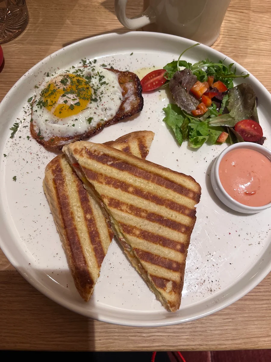 Toast Mit Avocado Und Spiegelei