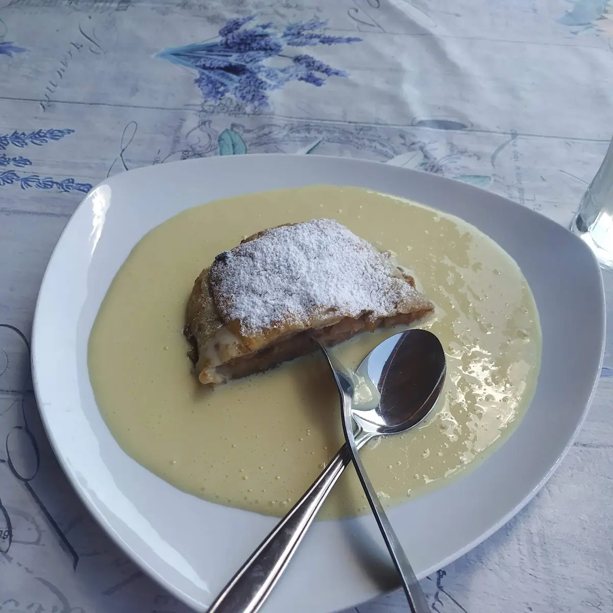 Apfelstrudel Mit Vanillesauce
