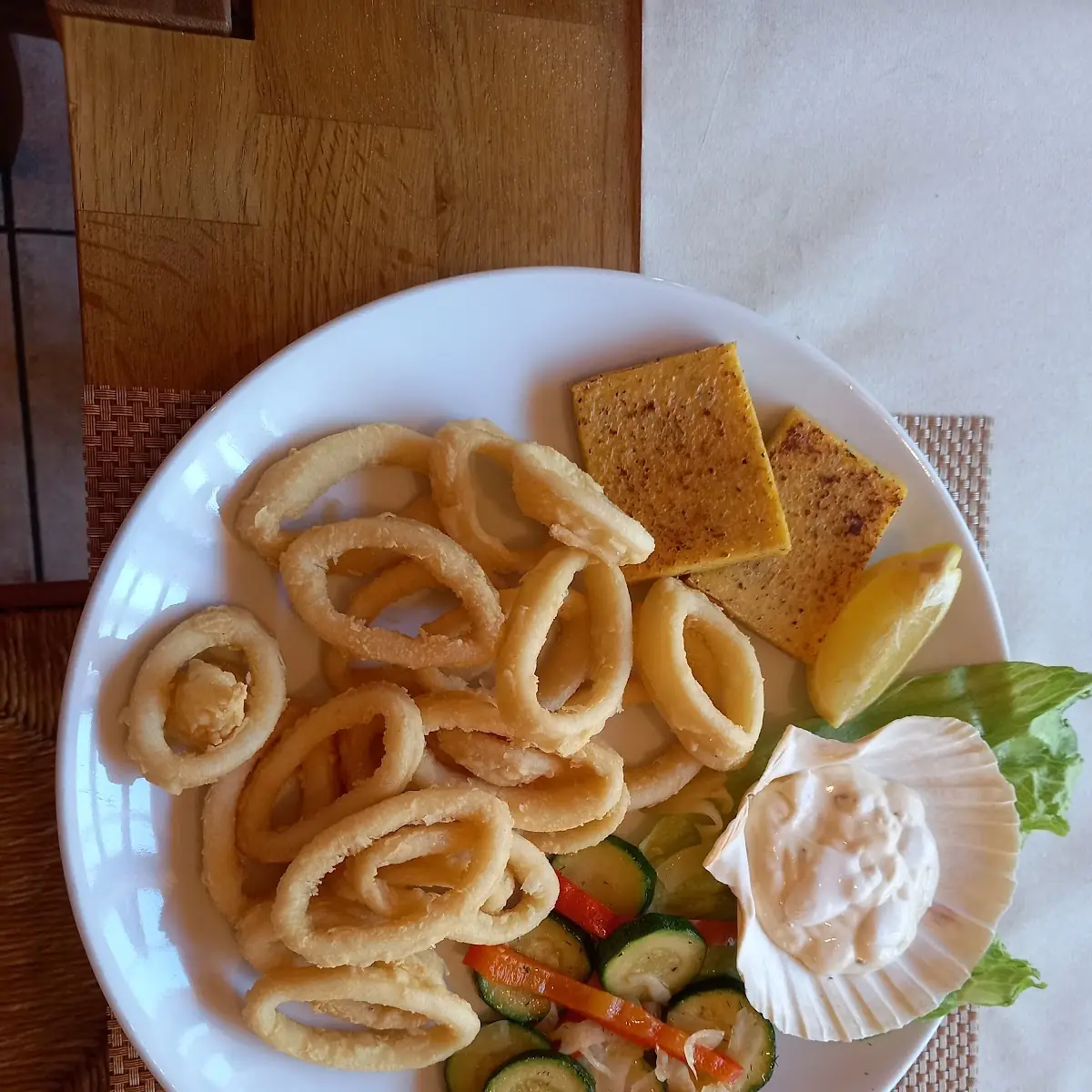 Calamari Fritti Frittierte Tintenfische Mit Mediterranem Gemüse Polenta Und Sauce Tartare