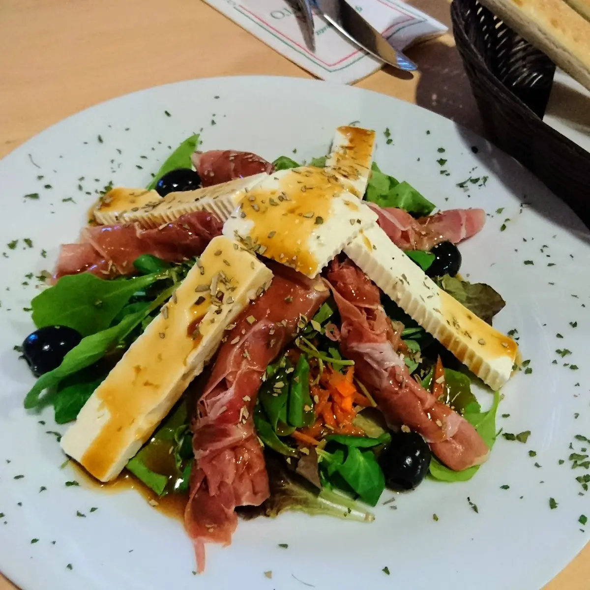Schinken Und Schafskäse Auf Salat Mit Pizza Stangen