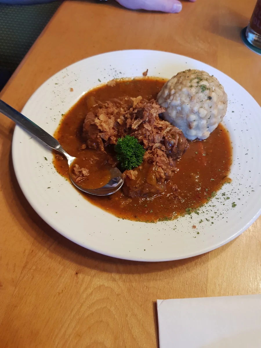 Rindsgulasch Mit Speckknödl