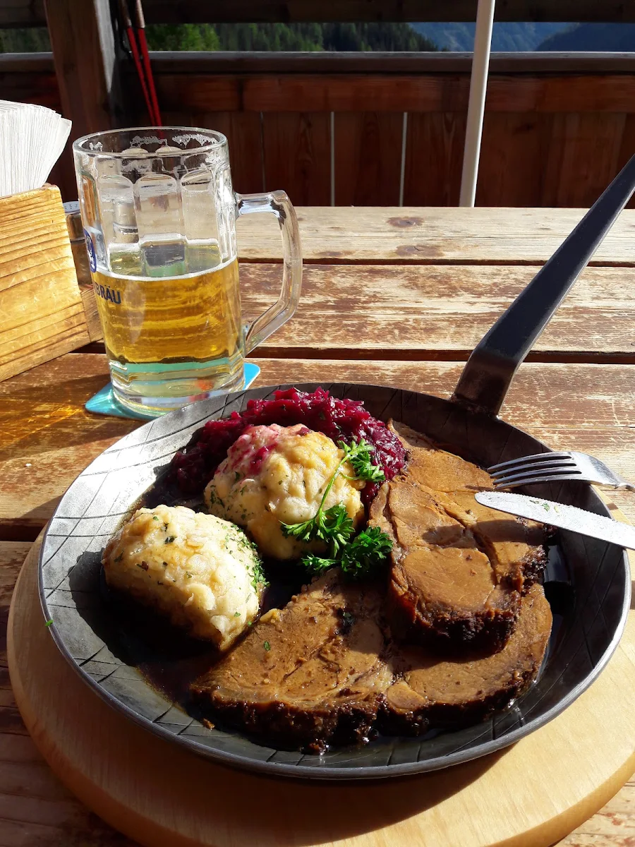 Schweinebraten Mit Semmelknödel Und Rotkraut