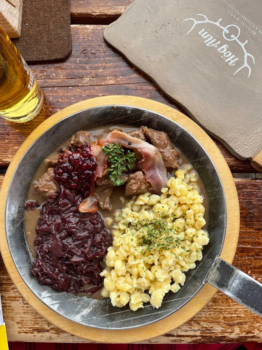 Wildgulasch Mit Spätzle Und Rotkraut