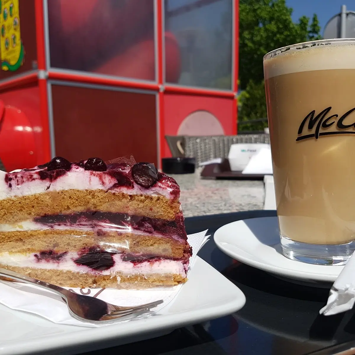 Cafe Latte Und Heidelbeertorte