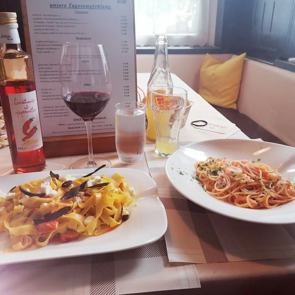 Tagliatelle Mit Hokkaidokürbis Schafskäse Und Salbei Und Spagetti Mit Shrimps