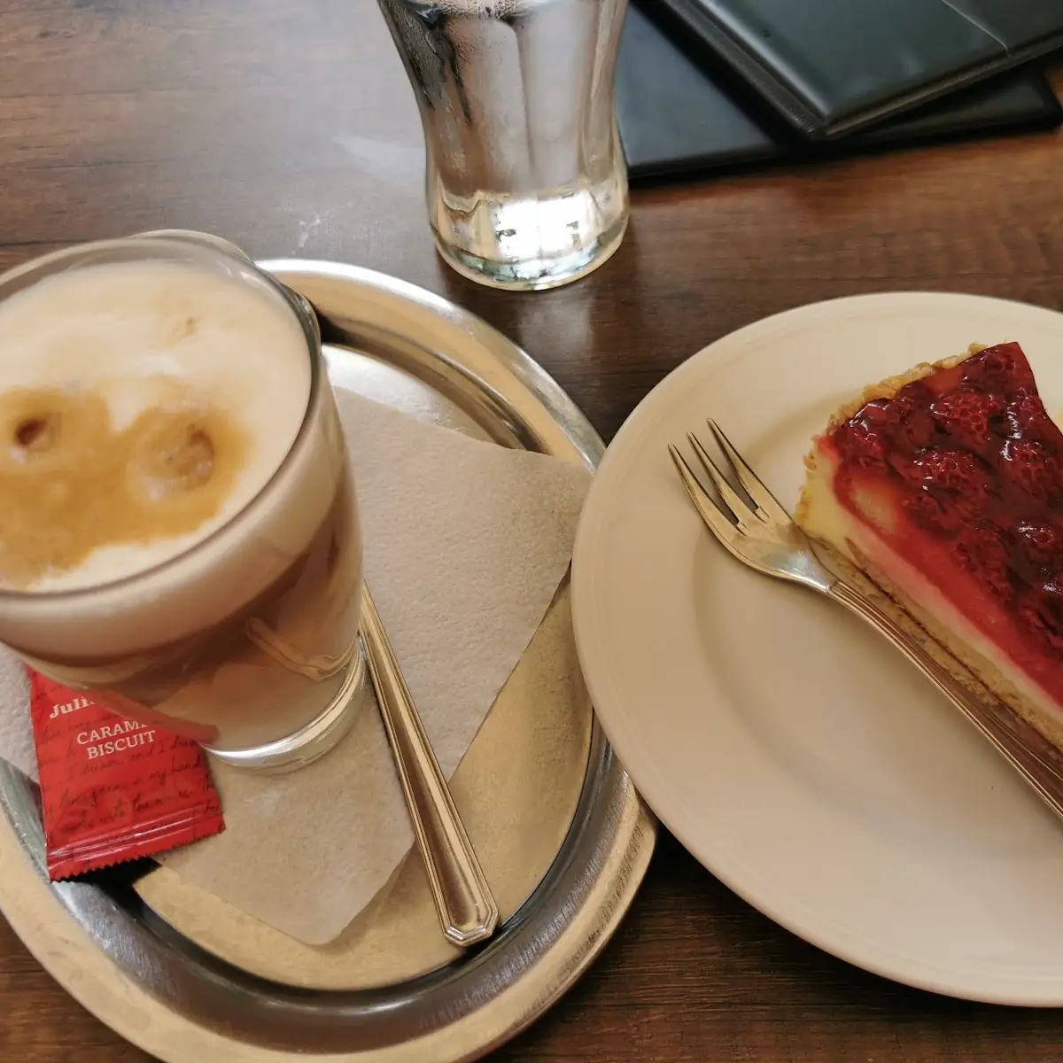 Café Latte Und Himbeer Oberst Torte